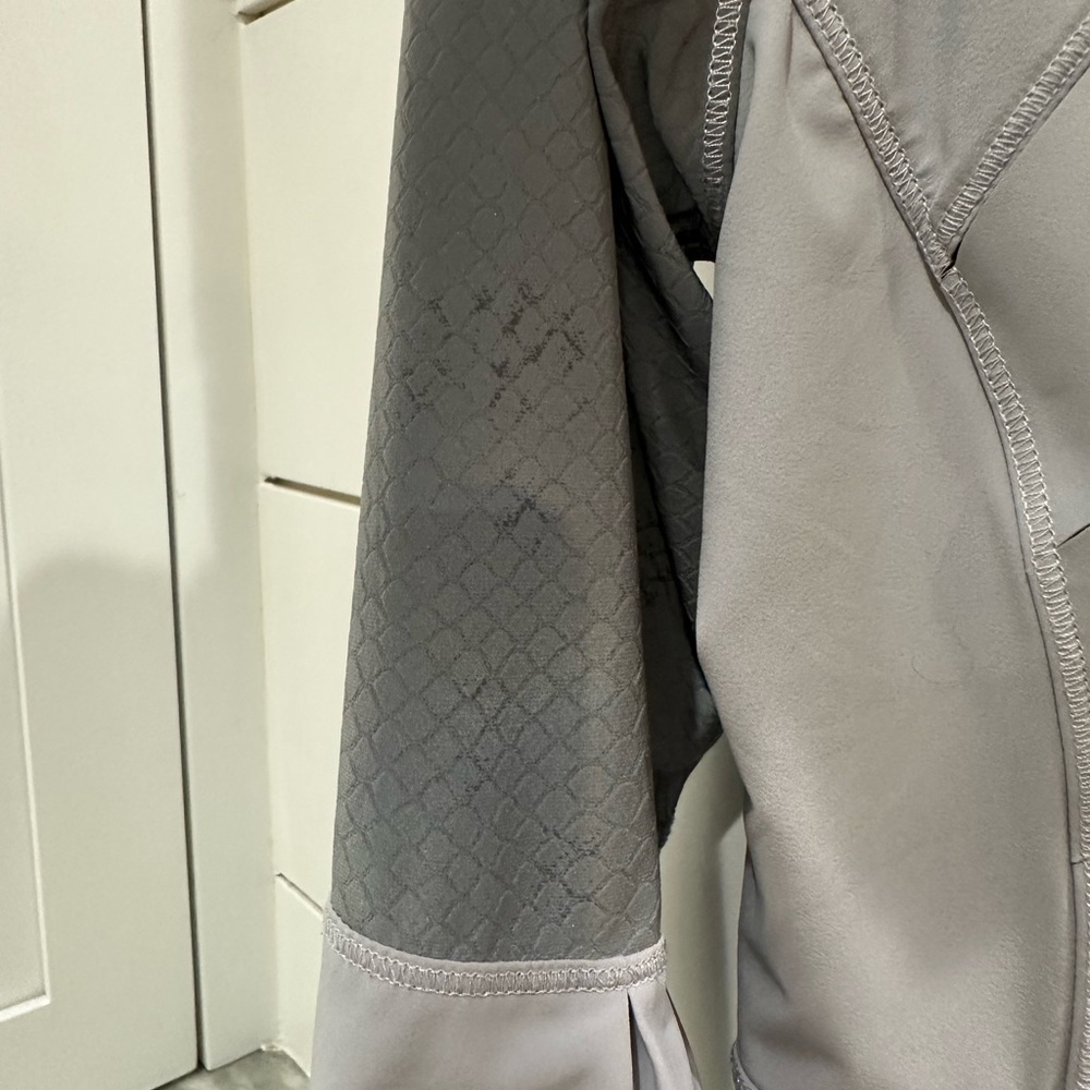 (2186) LULULEMON LIGHT SPEED JACKET Sz 6 ** Mild Flaw - Picture 9 of 15